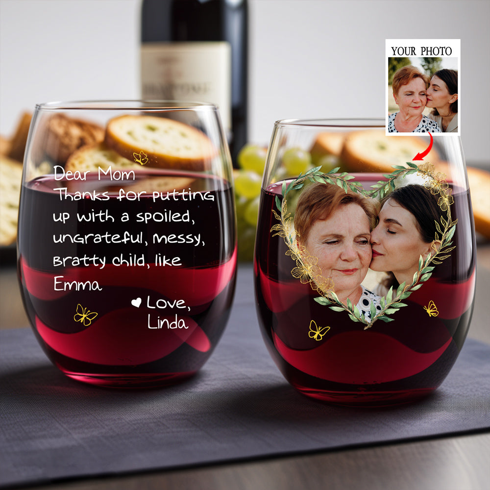Dear Mom, Thanks for Putting Up with Me – Funny and Personalized Wine Glass with Heart-Shaped Photo, Customizable with Names, Perfect Gift for Mother’s Day or Family Celebration