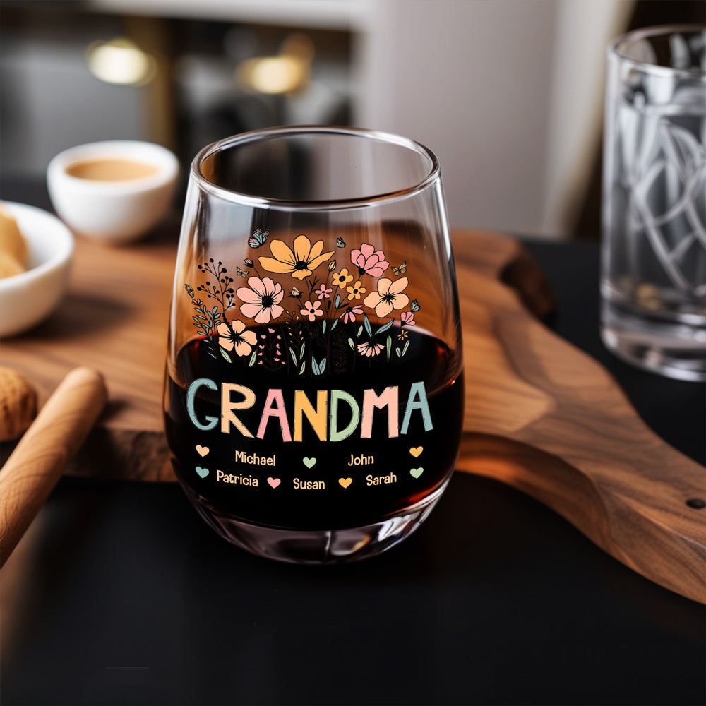Personalized Wine Glass for Grandma with Colorful Flower Design, Customizable with Names of Grandchildren, Ideal Gift for Grandmothers on Special Occasions