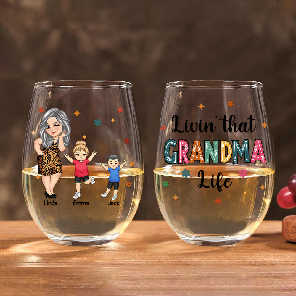 Living That Grandma Life – Custom Wine Glass with Grandma Illustration and Grandkids' Names, Perfect Mother's Day Gift