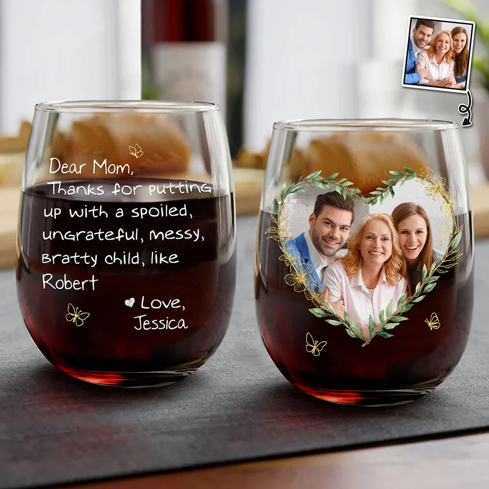 Dear Mom, Thanks for Putting Up with Me – Funny and Personalized Wine Glass with Heart-Shaped Photo, Customizable with Names, Perfect Gift for Mother’s Day or Family Celebration