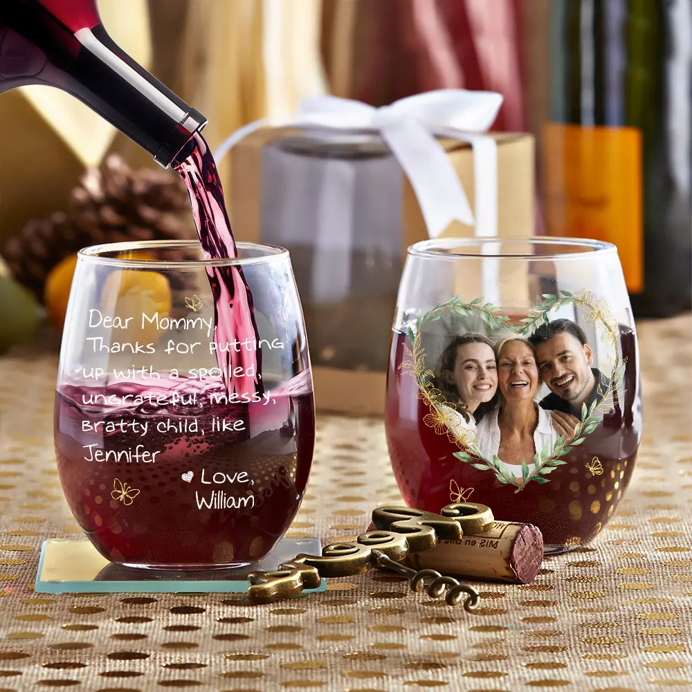 Dear Mom, Thanks for Putting Up with Me – Funny and Personalized Wine Glass with Heart-Shaped Photo, Customizable with Names, Perfect Gift for Mother’s Day or Family Celebration