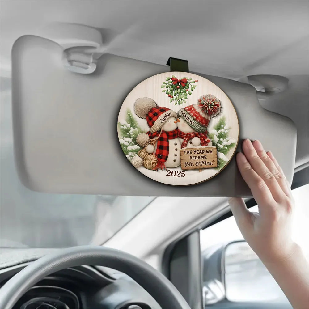 Personalized Wooden Car Visor Clip for Couple – Cute Snowman Design, Romantic Winter Scene, Unique Christmas Gift for Newlyweds