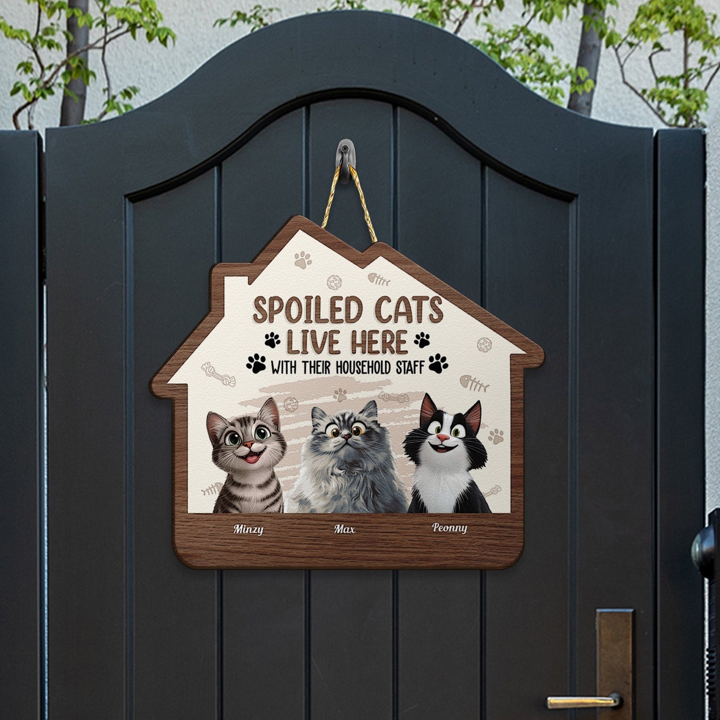 Spoiled Cats Live Here – Fun Wooden Sign with Customizable Pet Names for Cat Lovers