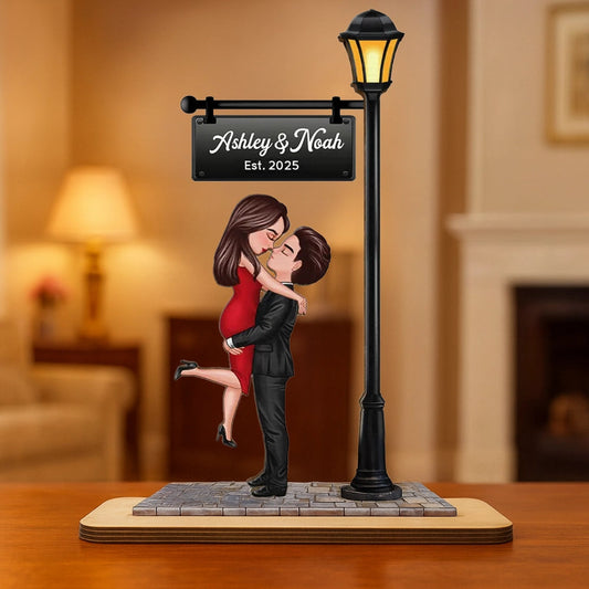 Romantic Couples Wooden Plaque – Hugging Under the Streetlight, Perfect Gift for Anniversary or Valentine’s Day