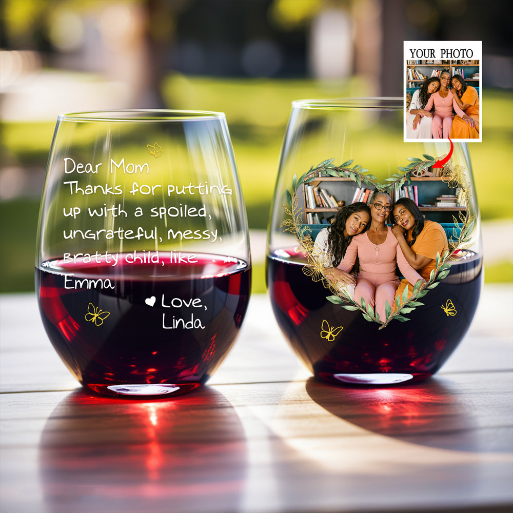 Dear Mom, Thanks for Putting Up with Me – Funny and Personalized Wine Glass with Heart-Shaped Photo, Customizable with Names, Perfect Gift for Mother’s Day or Family Celebration