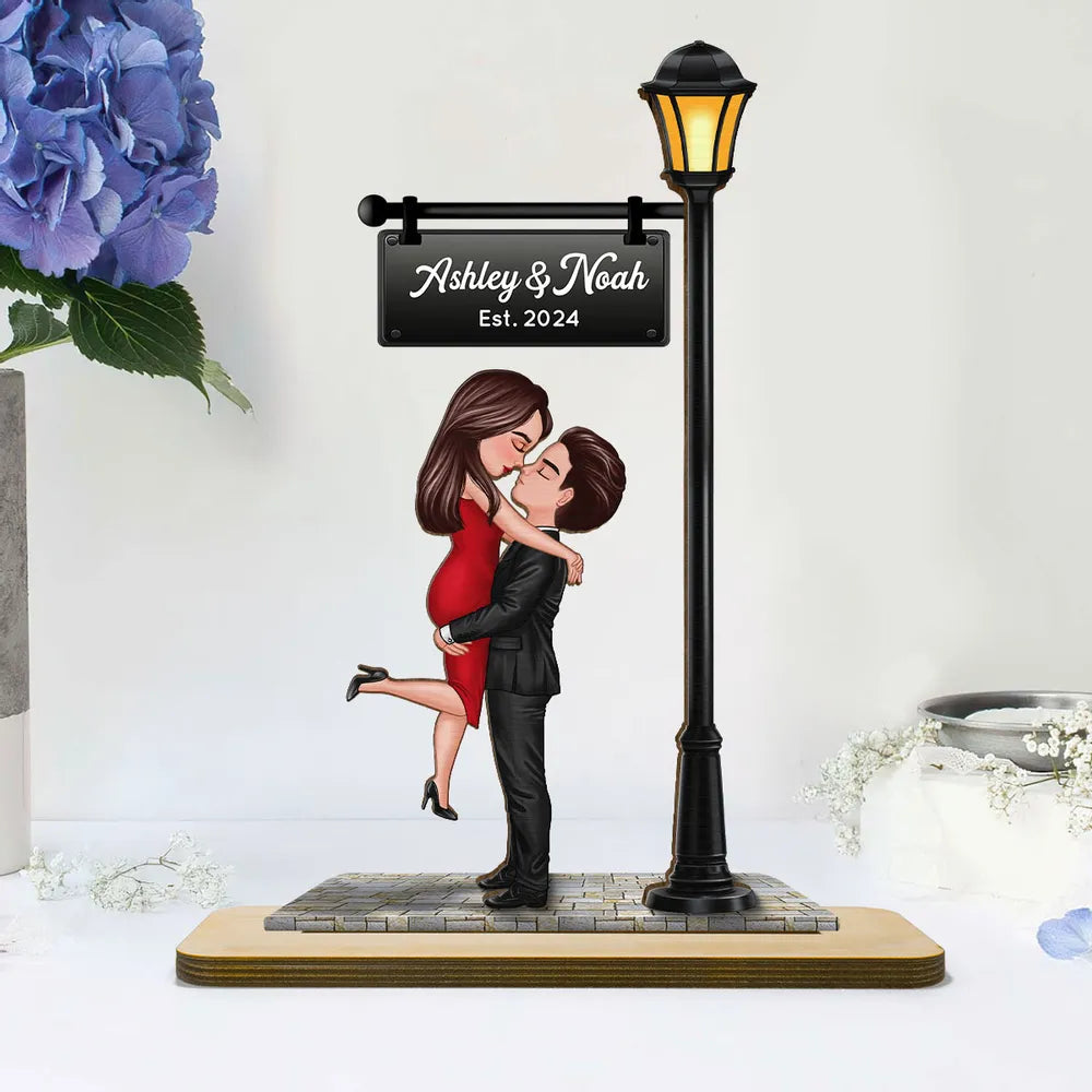 Romantic Couples Wooden Plaque – Hugging Under the Streetlight, Perfect Gift for Anniversary or Valentine’s Day