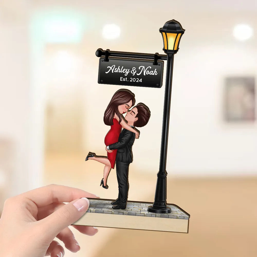 Romantic Couples Wooden Plaque – Hugging Under the Streetlight, Perfect Gift for Anniversary or Valentine’s Day