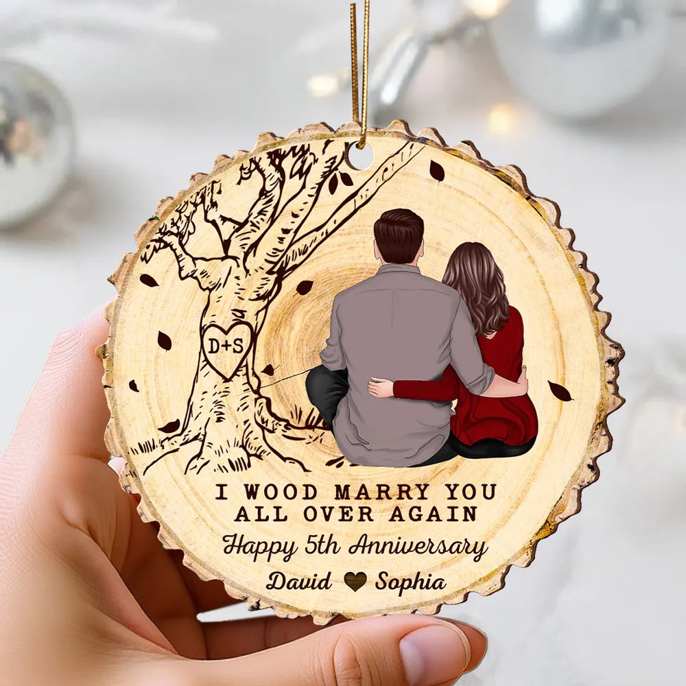 Wooden Ornament with Couple Hugging Under Tree, Romantic Anniversary Keepsake, Clear & Textured Design, Perfect Gift for Wedding Celebration