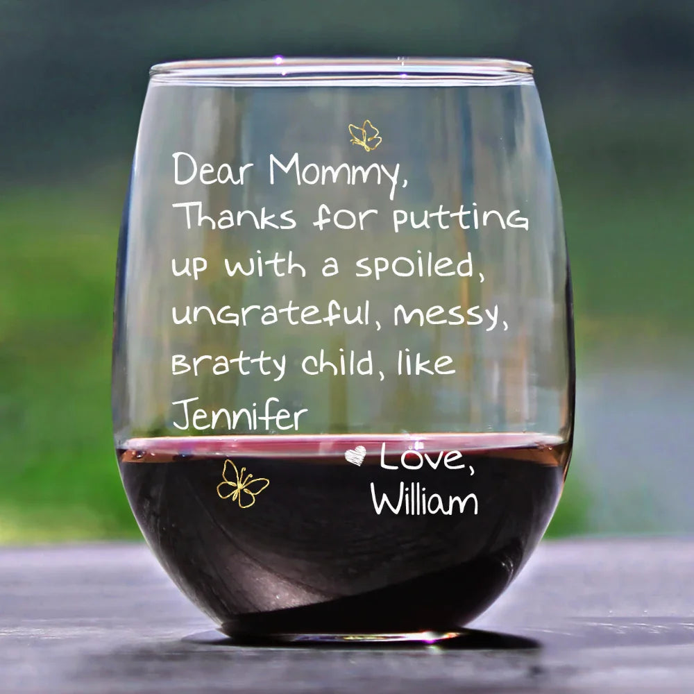 Dear Mom, Thanks for Putting Up with Me – Funny and Personalized Wine Glass with Heart-Shaped Photo, Customizable with Names, Perfect Gift for Mother’s Day or Family Celebration