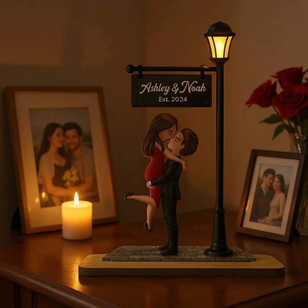 Romantic Couples Wooden Plaque – Hugging Under the Streetlight, Perfect Gift for Anniversary or Valentine’s Day