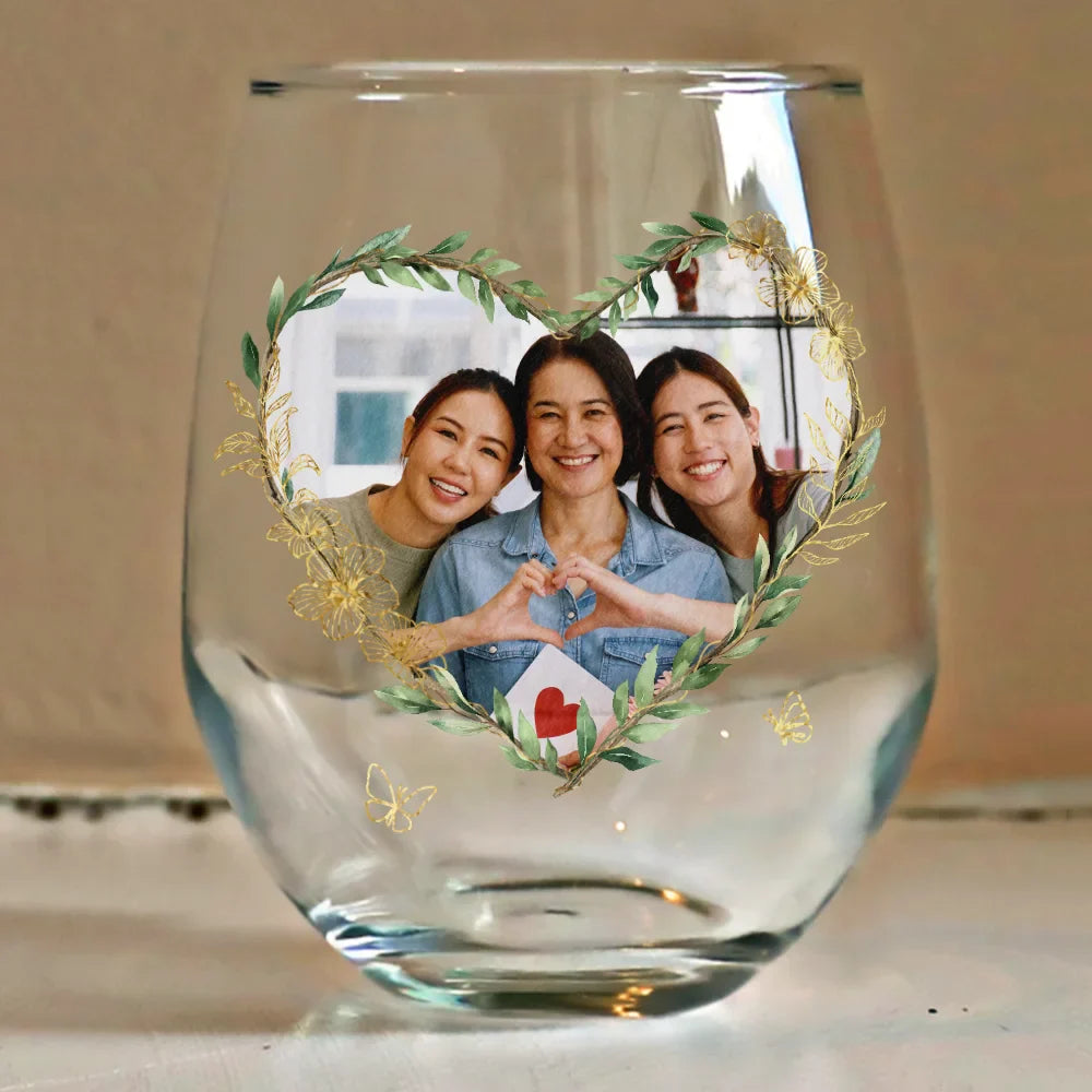 Dear Mom, Thanks for Putting Up with Me – Funny and Personalized Wine Glass with Heart-Shaped Photo, Customizable with Names, Perfect Gift for Mother’s Day or Family Celebration
