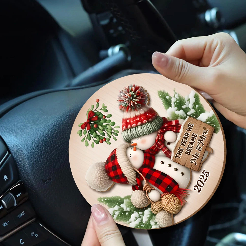 Personalized Wooden Car Visor Clip for Couple – Cute Snowman Design, Romantic Winter Scene, Unique Christmas Gift for Newlyweds